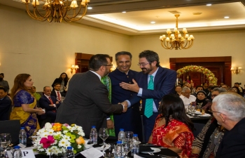 El Embajador Abhishek Singh y su esposa, la Sra. Meghna Singh, recibieron a la comunidad diplomatica, la diaspora India y otros Amigos de la India en la recepcion organizada para celebrar el 74 Dia de la Republica de la India.